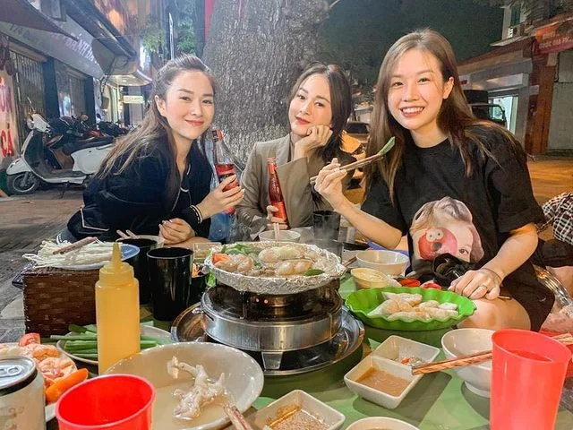 Evening bò nướng street barbecue with friends at a Hanoi sidewalk table